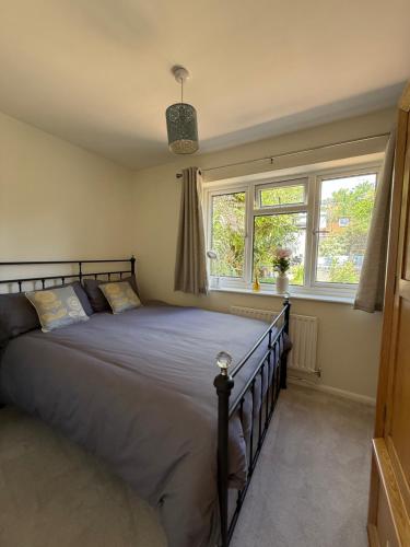 Ένα ή περισσότερα κρεβάτια σε δωμάτιο στο Cosy Apartment with Private Access and Kitchenette in Guildford