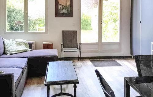 un salon avec un canapé et une table dans l'établissement Maison Avec Piscine, à Malaucène