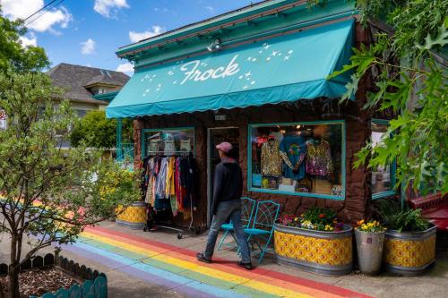 Επισκέπτες που μένουν στο Lively Alberta Arts Studio