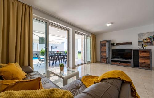 Khu vực ghế ngồi tại Luxurious Home In Novalja