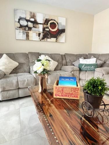 ein Wohnzimmer mit einer Couch und einem Couchtisch in der Unterkunft Vintage Family Scape + heated pool&discount in Tampa