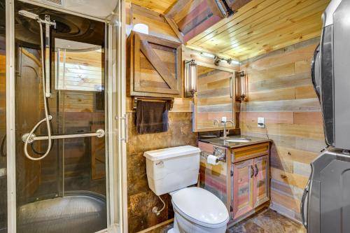 Ένα μπάνιο στο Walk to Lake and Dining Couples Cottage in Pepin