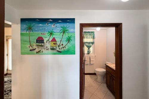 un baño con una pintura colgada en la pared en Suite C303 Mara Laguna, en San Pedro