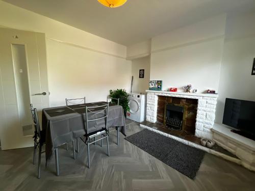 TV a/nebo společenská místnost v ubytování Quiet 2-Bed with Private Garden and Drive
