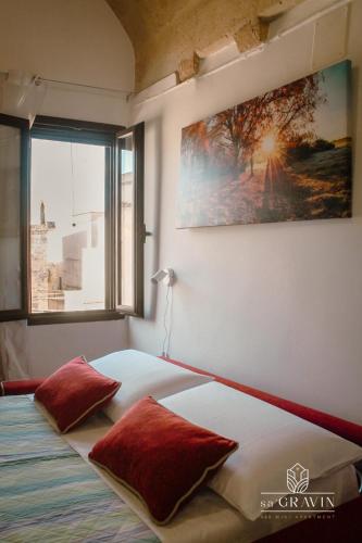 a bedroom with a bed and a painting on the wall at B&B sa' GRAVIN in Castellaneta