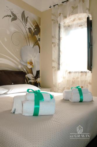 a bedroom with a bed with towels on it at B&B sa' GRAVIN in Castellaneta