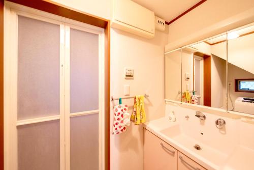 a bathroom with a shower and a sink at Shinjuku Y HOTEL II 1 minute to 7-Eleven 6DK 2 bathrooms in Tokyo
