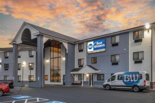 ein Gebäude mit einem Van auf einem Parkplatz in der Unterkunft Best Western Providence Warwick Airport Inn in Warwick
