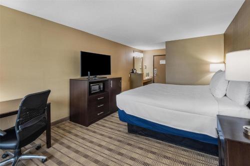 Ein Bett oder Betten in einem Zimmer der Unterkunft Best Western Providence Warwick Airport Inn