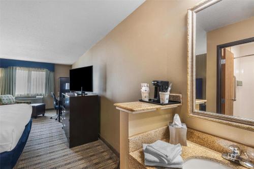 Ein Bett oder Betten in einem Zimmer der Unterkunft Best Western Providence Warwick Airport Inn