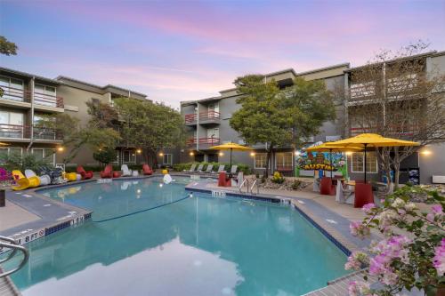 an image of a swimming pool at a hotel at Aiden Austin City Hotel in Austin