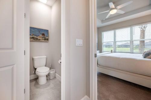 Lakeview property-Resort Amenities-3 Beds 2 Baths في Lorraine: حمام ابيض مع سرير ومرحاض