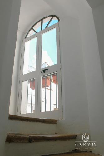 an arched window in a white wall at B&B sa' GRAVIN in Castellaneta