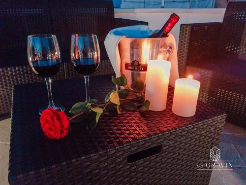 a table with two glasses of wine and two candles at B&B sa' GRAVIN in Castellaneta