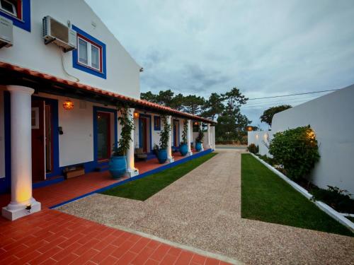a view of the courtyard of a house at Quinta do Canal in Vila Nova de Milfontes
