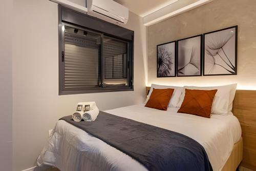 a bedroom with a bed and a window at Today Perdizes in Sao Paulo