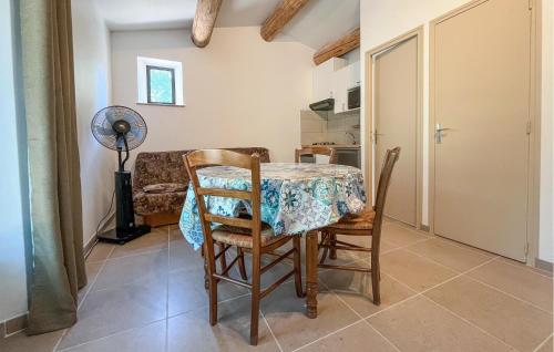Méjannes-le-ClapにあるPetite Maison Campagneのテーブルと椅子のあるダイニングルーム