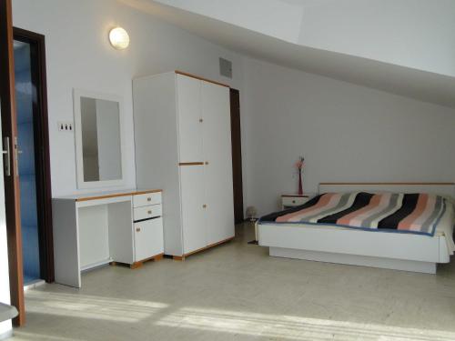 1 dormitorio con cama, tocador y espejo en Apartments Majic, en Trogir