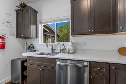 Η κουζίνα ή μικρή κουζίνα στο Bell Rock Suite - Unit B - Red Rock Retreat
