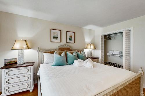 Un dormitorio con una gran cama blanca con almohadas azules. en Bay Pointe 2119, en Seabrook Island