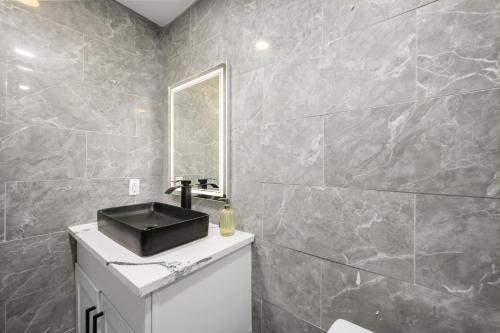 Et badeværelse på Hip & Quirky Montrose Flat with Pool Access & Parking