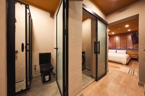 Ένα ή περισσότερα κρεβάτια σε δωμάτιο στο Tare Suites Beşiktaş