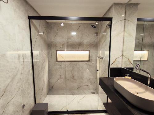 Et badeværelse på Flat Luxo Frente Mar com Vista Espetacular