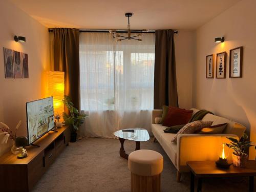 a living room with a couch and a window at Cosy 1-Bed Apartment near Hertfordshire Uni & Hatfield Business Park in Hatfield