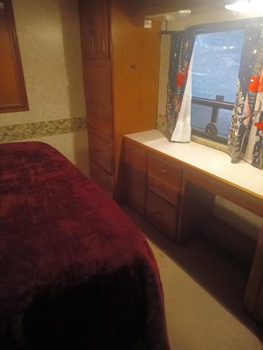 a bedroom with a bed and a window at Motorhome Casa rodante in San Mateo Río Hondo