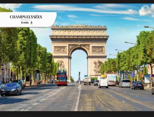 a view of the eiffel tower on a busy city street at Suite luxueuse Avenue des Champs-Élysées in Paris