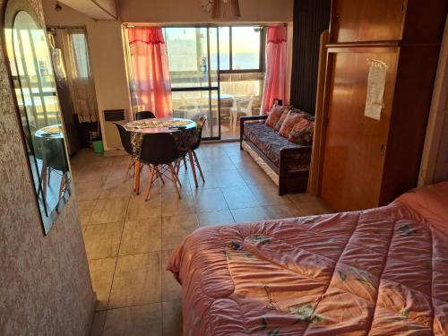 Χώρος καθιστικού στο Monoambiente cuádruple con vista al mar