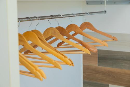 a bunch of carrots are hanging on a rack at Boomerang Village in Torre Colimena