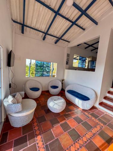 a living room with three chairs and a table at Liz&Mar in El Morro