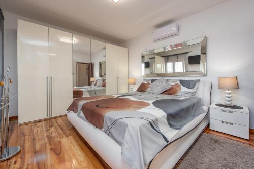 Voodi või voodid majutusasutuse Luxury villa with a swimming pool Turanj, Biograd - 18274 toas