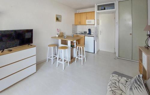 Il comprend un salon avec une cuisine équipée d'une table et de chaises. dans l'établissement Gorgeous Apartment In La Grande-Motte, à La Grande Motte