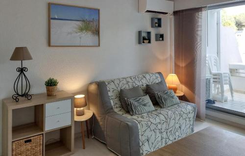 un salon avec un canapé et une table dans l'établissement Gorgeous Apartment In La Grande-Motte, à La Grande Motte