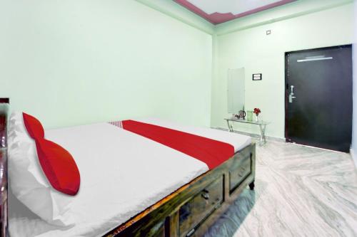 a bedroom with a large bed with a large screen at Hotel O Laxmi Marriage Hall Restaurant And Guest House in Islāmpur