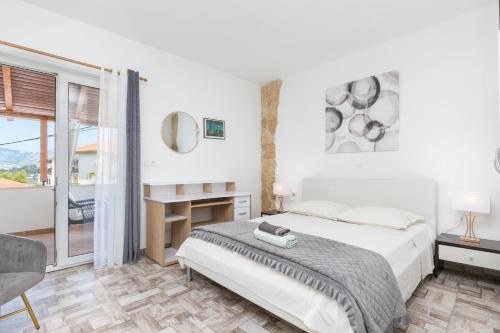 Apartments with parking space Okrug Gornji, Ciovo - 23007