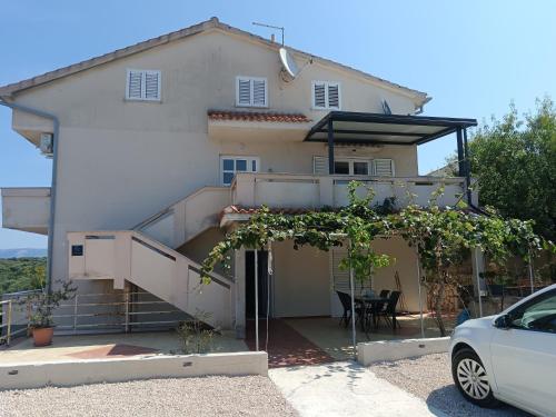 Apartments with parking space Lun - Pag - 24796