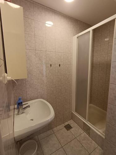 Bilik mandi di Apartments with parking spaces Lun, Pag - 24796