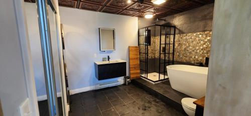 Koupelna v ubytování The Seneca Sunset Suites