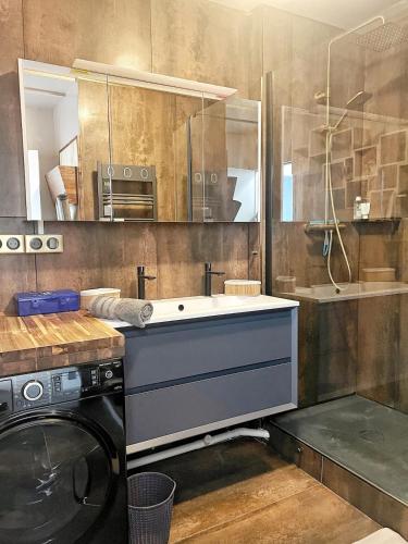 a bathroom with a sink and a washing machine at Delrio in Nantes