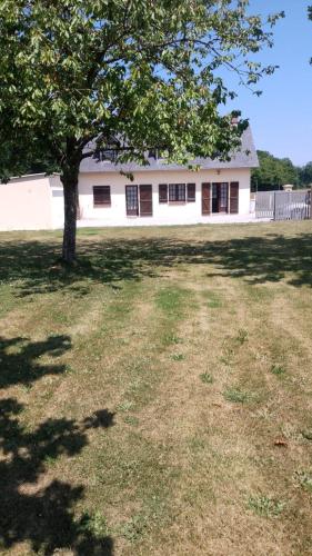 a white house with a tree in a yard at Maison Normande - Le Mesnil en Ouche in Épinay
