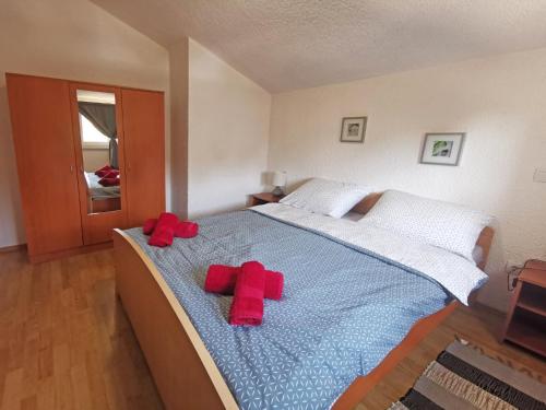 sypialnia z 2 czerwonymi przedmiotami na niebieskim łóżku w obiekcie Apartment in Sveti Lovrec - Istrien 27830 w mieście Sveti Lovreč Pazenatički