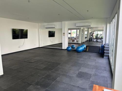 a room with a gym with blue pilates balls at baia kristal paraiso aguas cristalinas in Cartagena de Indias