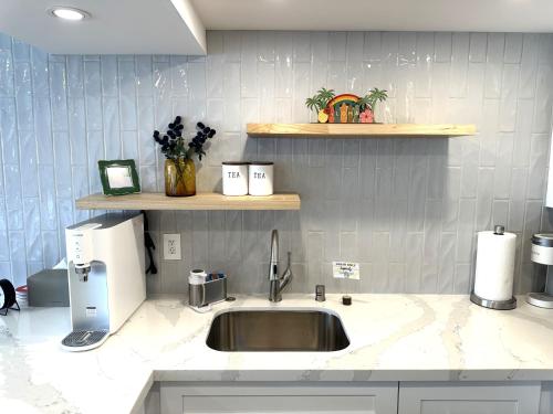 Η κουζίνα ή μικρή κουζίνα στο New Aloha Waikiki Ilikai Hotel Condo Free Parking