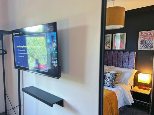 TV a/nebo společenská místnost v ubytování Darfield House Barnsley