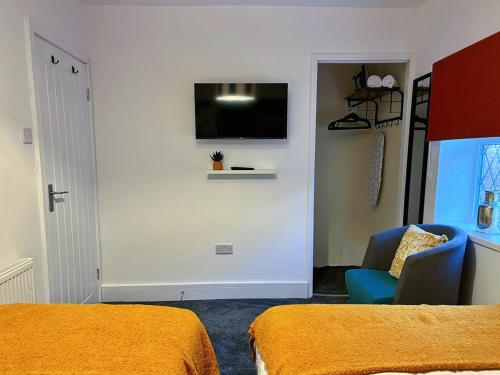 TV a/nebo společenská místnost v ubytování Darfield House Barnsley
