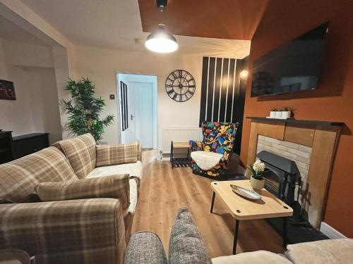 TV a/nebo společenská místnost v ubytování Darfield House Barnsley