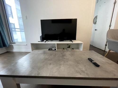 تلفاز و/أو أجهزة ترفيهية في Modern unit with Pool and Gym included